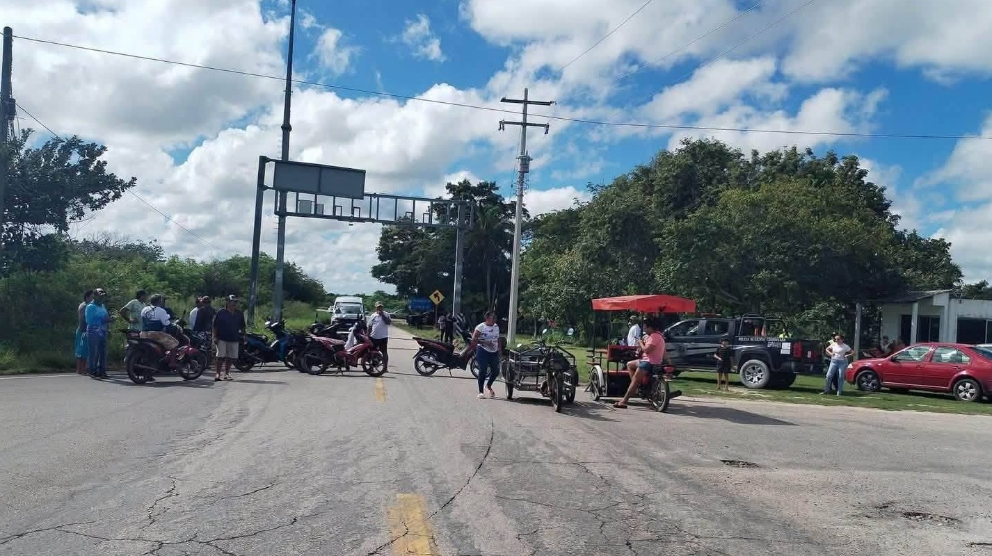 Bloquean en el tronque Rio Lagartos, Las Coloradas y San Felipe exigen ampliar la carretera Tizimín- Rio Lagartos