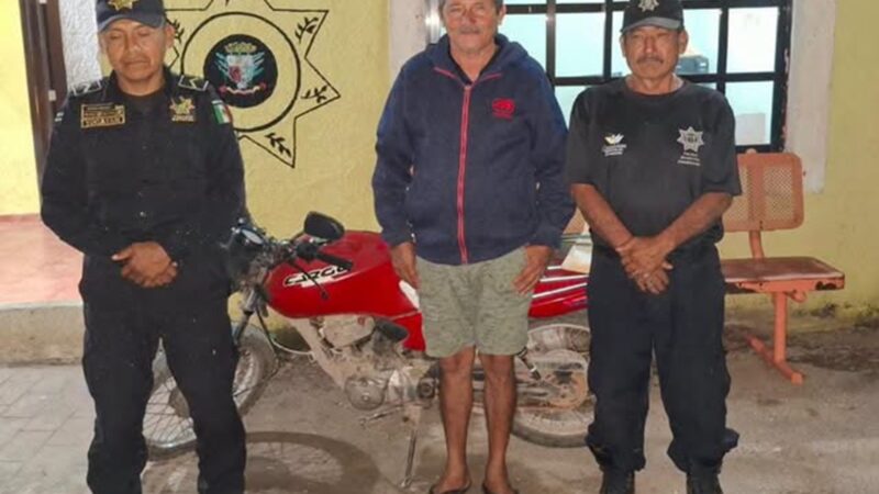 Policías municipales y estatales recuperan una motocicleta Honda robada en Cacalchén