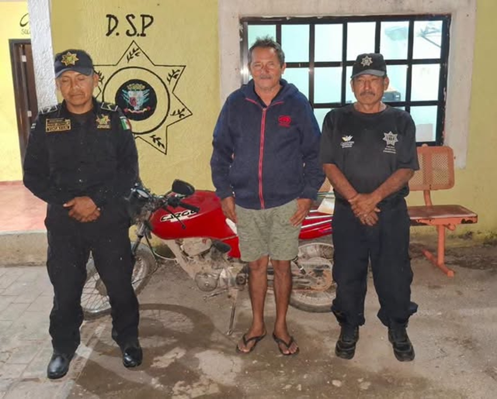 Policías municipales y estatales recuperan una motocicleta Honda robada en Cacalchén