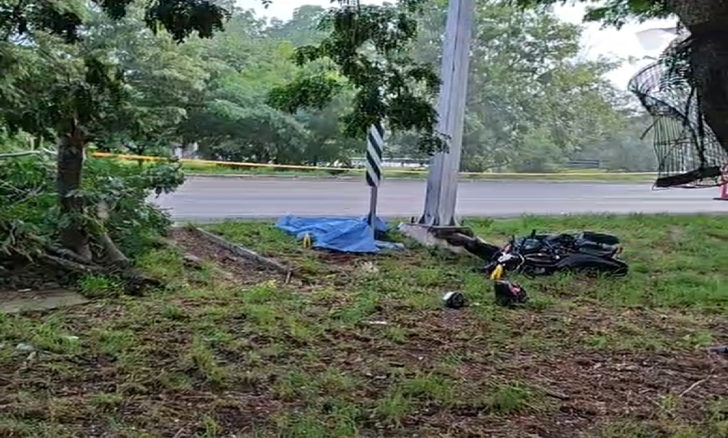 Una joven motociclista se estrella contra un árbol y muere en el periférico de Mérida