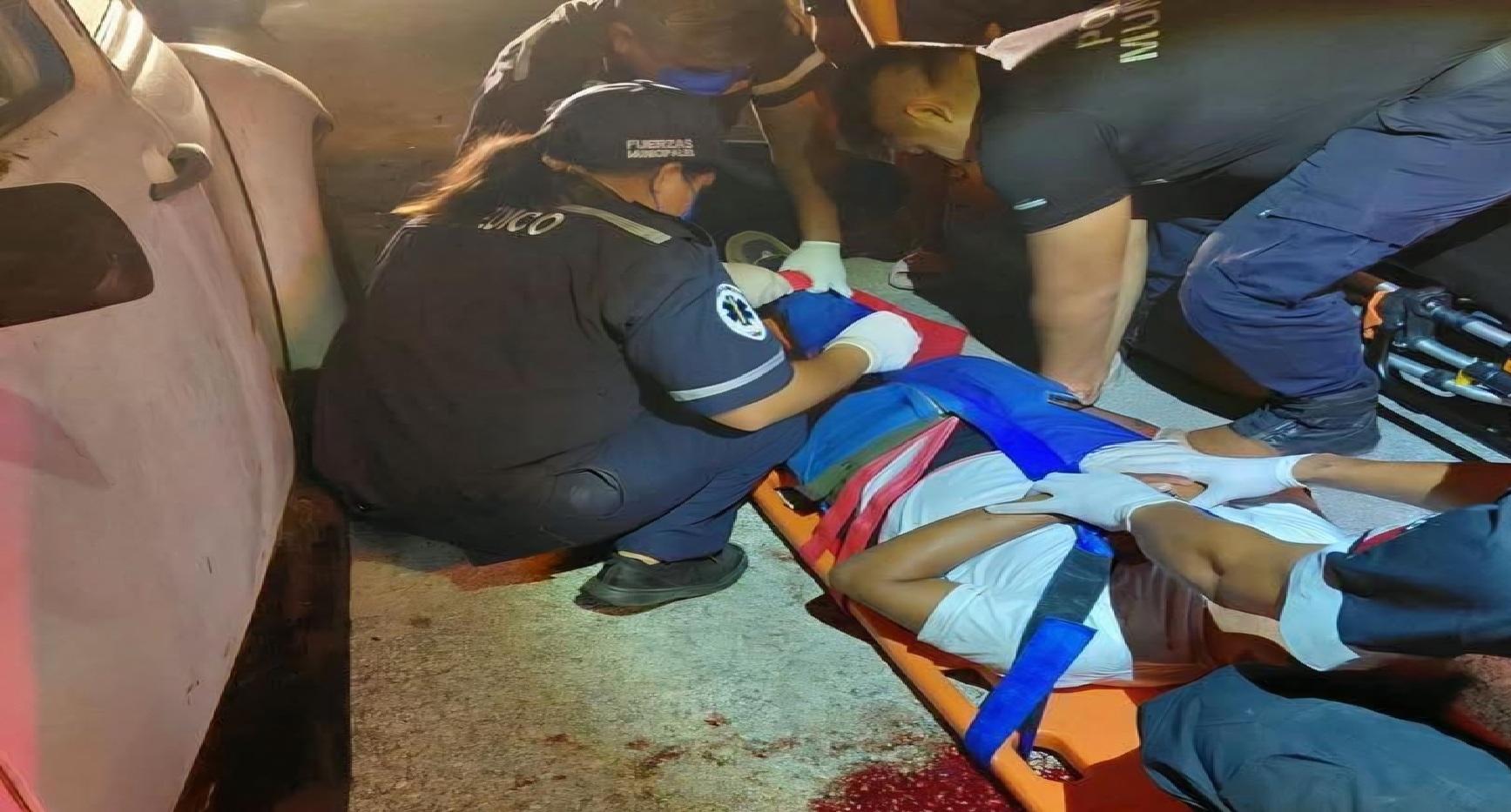 Joven choca contra un automóvil en Dzidzantún y muere horas después en una clínica