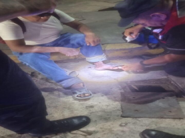 Un hombre tropieza con una alcantarilla abierta y se corta el pie en el centro de Motul