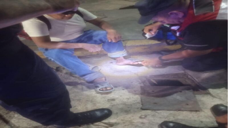 Un hombre tropieza con una alcantarilla abierta y se corta el pie en el centro de Motul