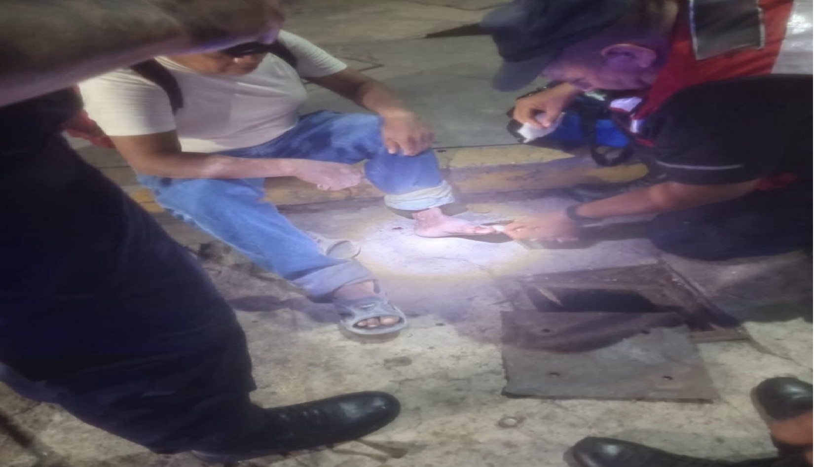 Un hombre tropieza con una alcantarilla abierta y se corta el pie en el centro de Motul