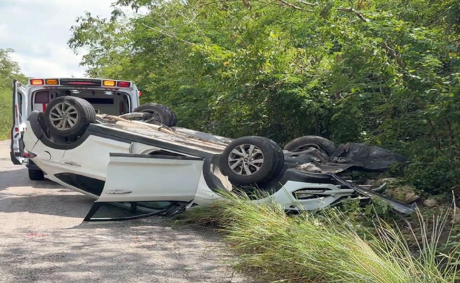 Un conductor que se quitó de Cacalchén dormita al volante y vuelca rumbo a Citilcum